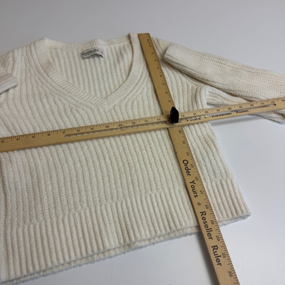Abercrombie Sweater Womens Medium White Ribbed V-Neck Soft Knit Cozy Minimalist - Picture 9 of 9